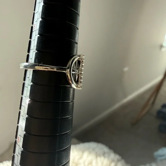 NEW!! White gold plated Circle Bar Pave Ring - Size 6 - Picture 12 of 13